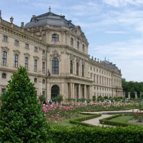 Würzburger Residenz mit dem Hofgarten und dem Residenzplatz